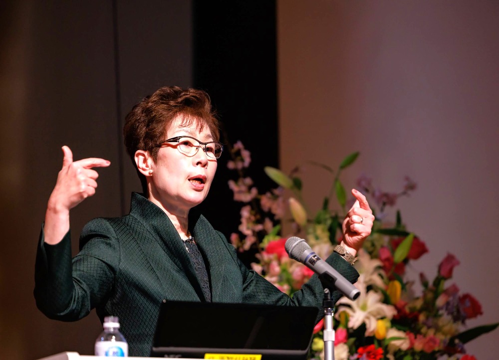 川島和代先生、牧野智恵先生の退職にあたり、さくら会からお花をお贈りしました 活動記録 石川県立看護大学同窓会 さくら会